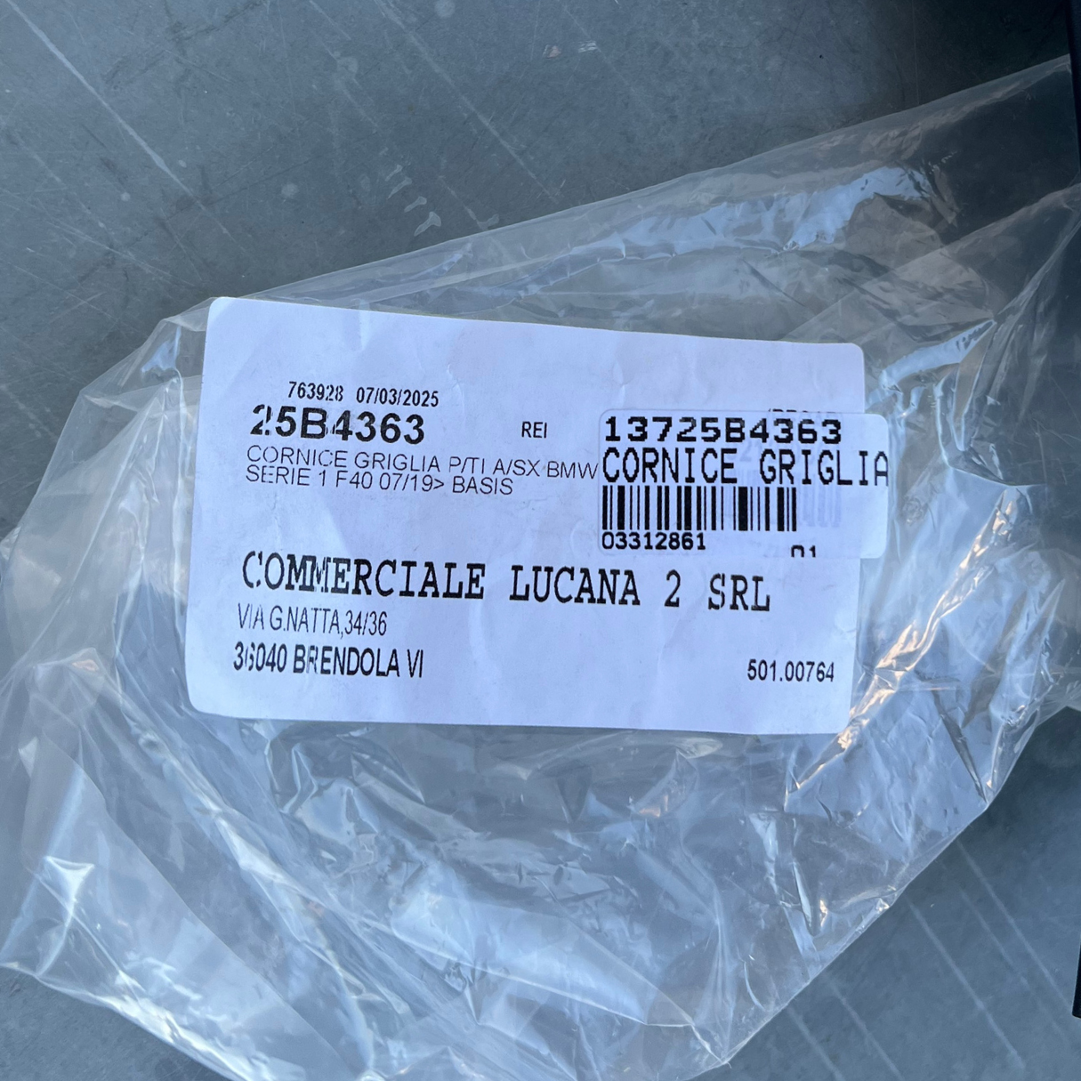 51117475992 CORNICE GRIGLIA PARAURTI ANT SX BMW SERIE 1 F40 (19-24) - immagine 5